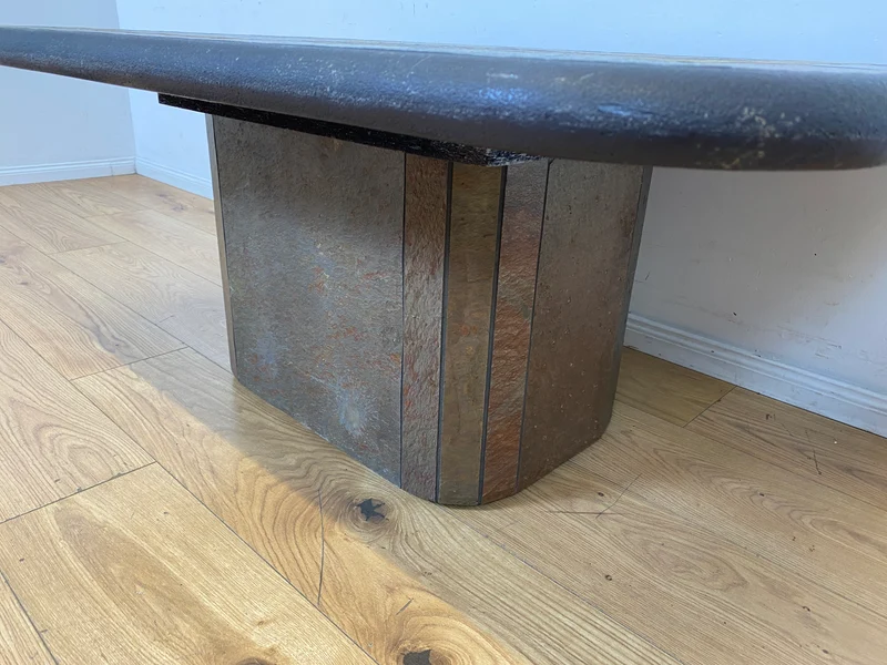 Großartiger postmoderner Couchtisch in zeitlosem Design mit Schieferplatte und Naturstein Intarsien