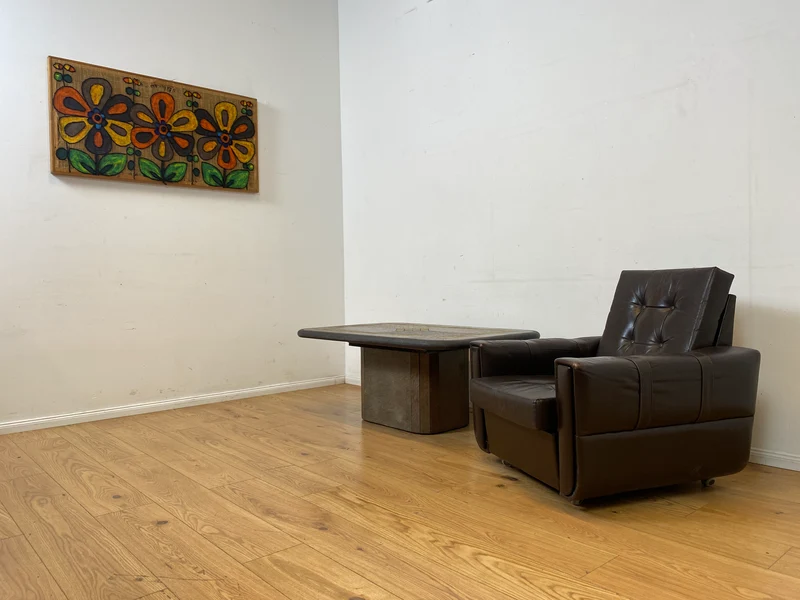 Großartiger postmoderner Couchtisch in zeitlosem Design mit Schieferplatte und Naturstein Intarsien