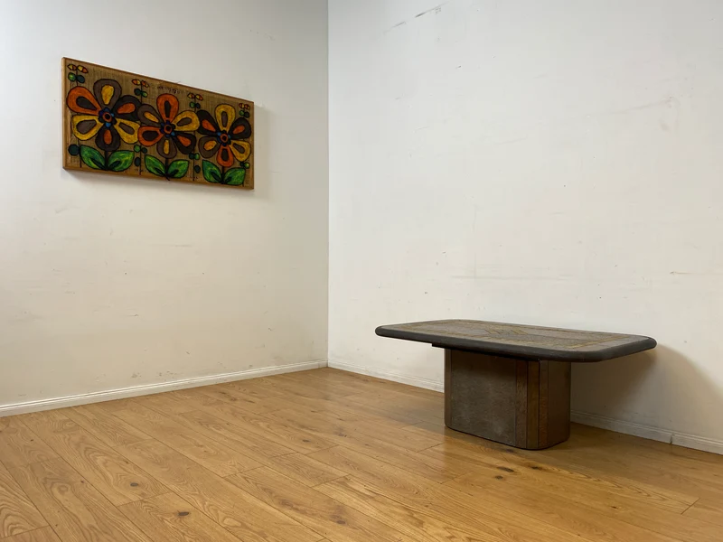 Großartiger postmoderner Couchtisch in zeitlosem Design mit Schieferplatte und Naturstein Intarsien