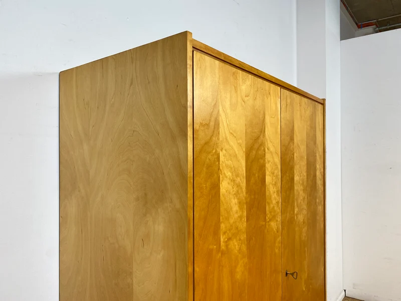 Stilvoller 60er Jahre Kleiderschrank mit Kleiderstange und konischen Füßen