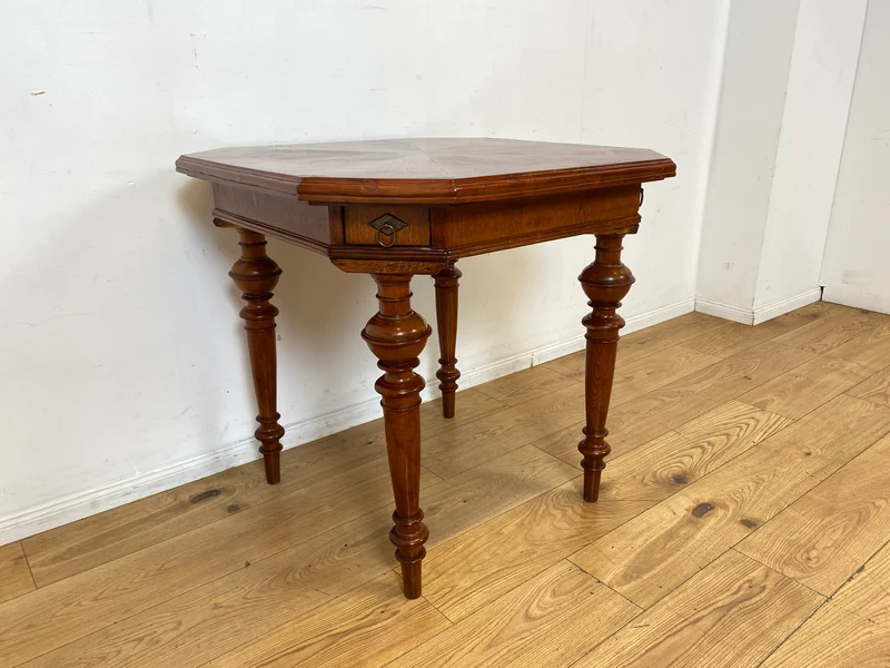 Vornehmer kleiner antiker Spieletisch in Nussbaum mit Balusterbeine und ausziehbaren Ablagen mit 7 Messing Aschenbechern I Tisch Holztisch Esstisch Küchentisch Spieltisch Pokertisch Kartentisch Gründerzeit Vintage I
