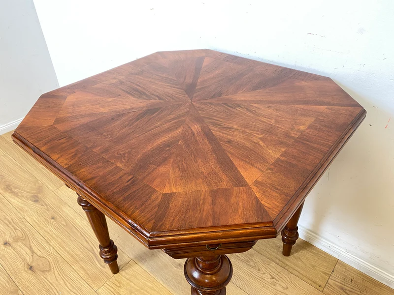 Vornehmer kleiner antiker Spieletisch in Nussbaum mit Balusterbeine und ausziehbaren Ablagen mit 7 Messing Aschenbechern I Tisch Holztisch Esstisch Küchentisch Spieltisch Pokertisch Kartentisch Gründerzeit Vintage I