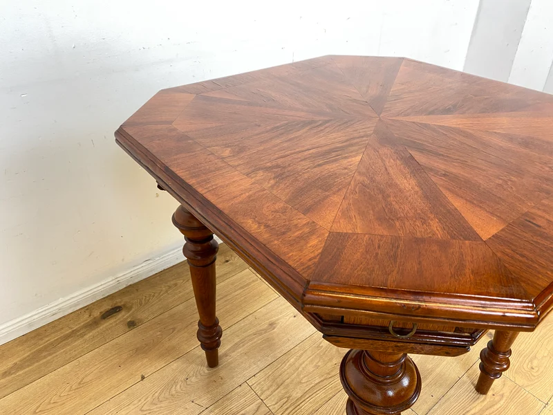 Vornehmer kleiner antiker Spieletisch in Nussbaum mit Balusterbeine und ausziehbaren Ablagen mit 7 Messing Aschenbechern I Tisch Holztisch Esstisch Küchentisch Spieltisch Pokertisch Kartentisch Gründerzeit Vintage I
