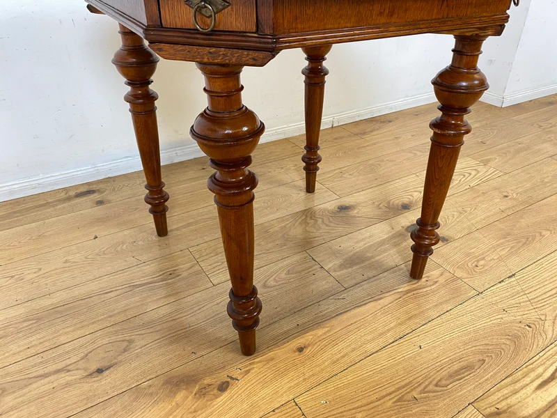 Vornehmer kleiner antiker Spieletisch in Nussbaum mit Balusterbeine und ausziehbaren Ablagen mit 7 Messing Aschenbechern I Tisch Holztisch Esstisch Küchentisch Spieltisch Pokertisch Kartentisch Gründerzeit Vintage I