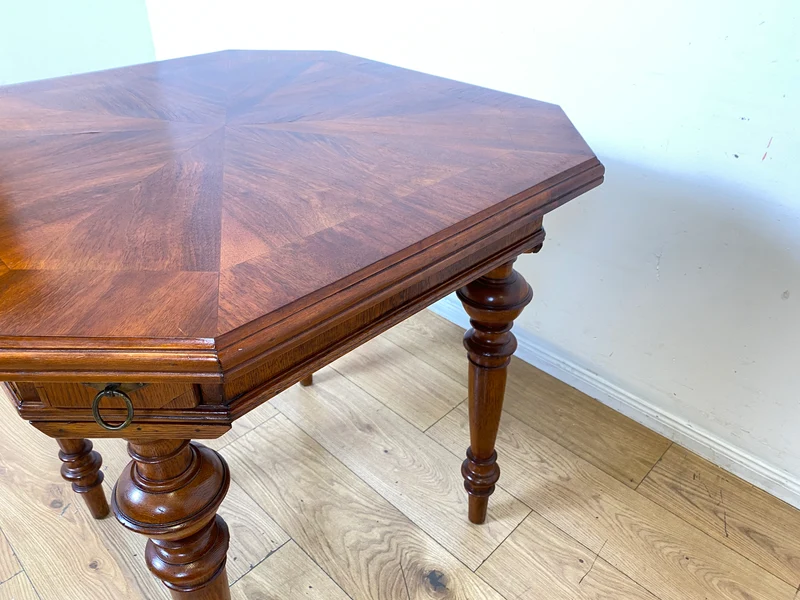 Vornehmer kleiner antiker Spieletisch in Nussbaum mit Balusterbeine und ausziehbaren Ablagen mit 7 Messing Aschenbechern I Tisch Holztisch Esstisch Küchentisch Spieltisch Pokertisch Kartentisch Gründerzeit Vintage I