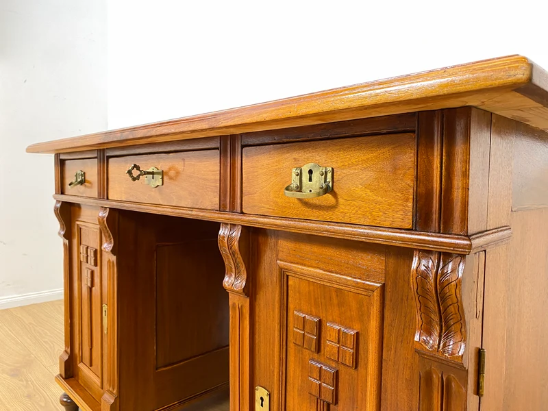 Eleganter und gut erhaltener handverzierter antiker Schreibtisch mit edlem Messingbeschlag I Massivholz in Eiche I Arbeitstisch Bürotisch Sekretär Jugendstil Vintage I