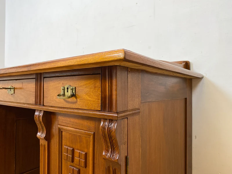 Eleganter und gut erhaltener handverzierter antiker Schreibtisch mit edlem Messingbeschlag I Massivholz in Eiche I Arbeitstisch Bürotisch Sekretär Jugendstil Vintage I