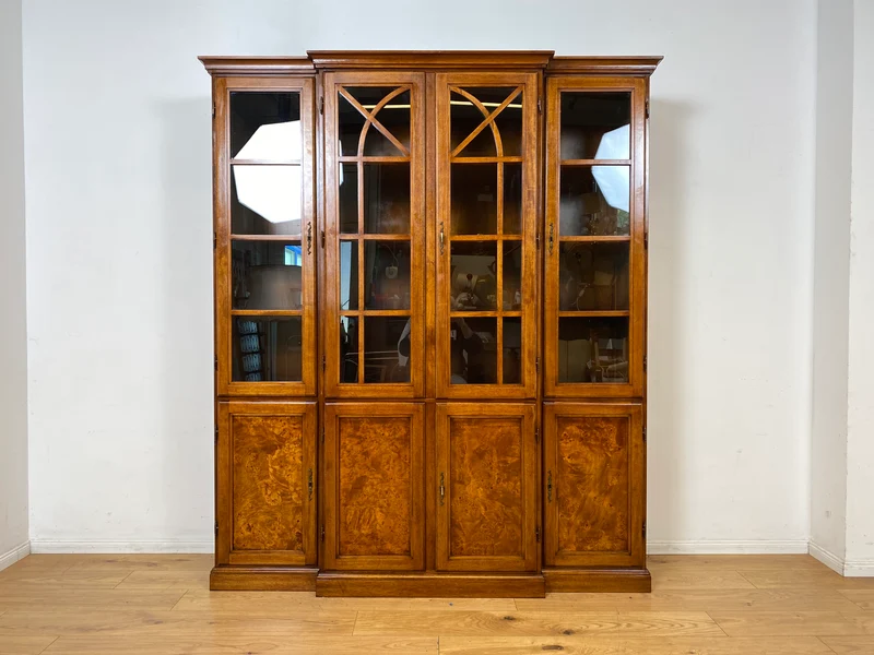 Stilvolle Vintage Vitrine im englischem Stil mit Sprossenfenstern I Büchervitrine Bücherschrank Bücherregal Regal Wohnzimmerschrank Highboard Wohnwand Stilmöbel Regency I