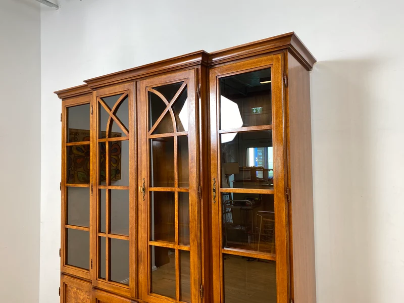 Stilvolle Vintage Vitrine im englischem Stil mit Sprossenfenstern I Büchervitrine Bücherschrank Bücherregal Regal Wohnzimmerschrank Highboard Wohnwand Stilmöbel Regency I