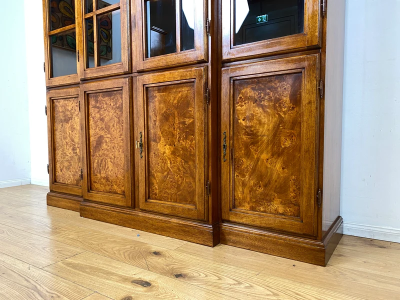 Stilvolle Vintage Vitrine im englischem Stil mit Sprossenfenstern I Büchervitrine Bücherschrank Bücherregal Regal Wohnzimmerschrank Highboard Wohnwand Stilmöbel Regency I