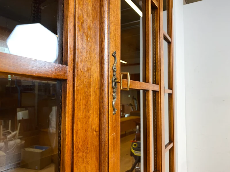 Stilvolle Vintage Vitrine im englischem Stil mit Sprossenfenstern I Büchervitrine Bücherschrank Bücherregal Regal Wohnzimmerschrank Highboard Wohnwand Stilmöbel Regency I