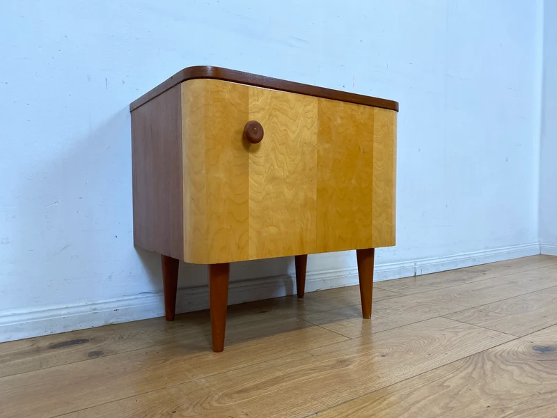 Freundlicher heller Mid-Century Nachttisch mit Schublade und konischen Füssen I Nachtkommode Nachtschrank Nachtschränkchen Kommode Beistelltisch 50er 60er Rockabilly Vintage I