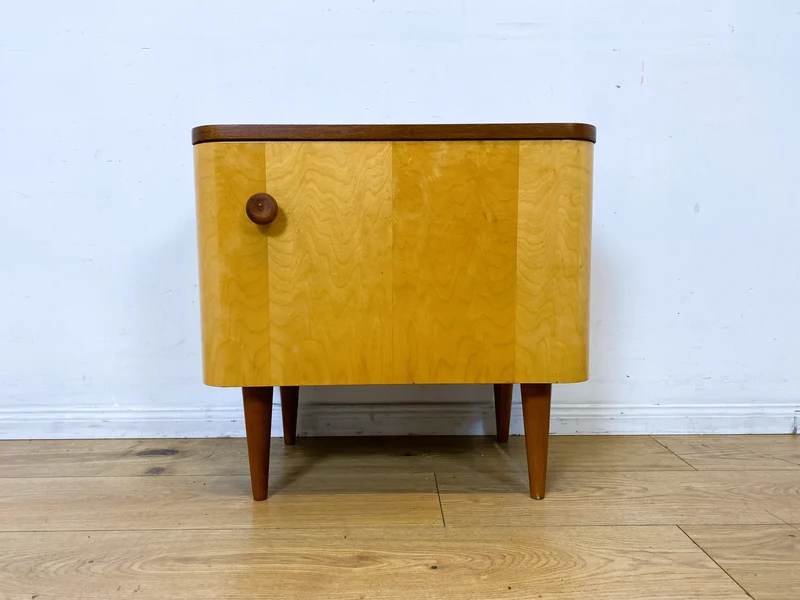 Freundlicher heller Mid-Century Nachttisch mit Schublade und konischen Füssen I Nachtkommode Nachtschrank Nachtschränkchen Kommode Beistelltisch 50er 60er Rockabilly Vintage I