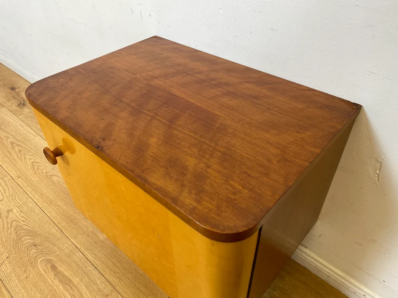Freundlicher heller Mid-Century Nachttisch mit Schublade und konischen Füssen I Nachtkommode Nachtschrank Nachtschränkchen Kommode Beistelltisch 50er 60er Rockabilly Vintage I