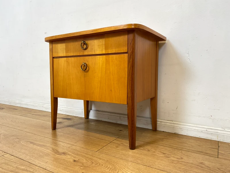 Sehr schöner heller Mid-Century Nachttisch mit Schublade , Klappe & Messinggriffen I Nachtkommode Nachtschrank Nachtschränkchen Kommode Beistelltisch 50er 60er Vintage I