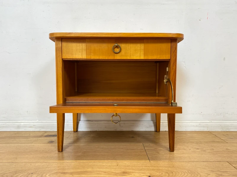 Sehr schöner heller Mid-Century Nachttisch mit Schublade , Klappe & Messinggriffen I Nachtkommode Nachtschrank Nachtschränkchen Kommode Beistelltisch 50er 60er Vintage I