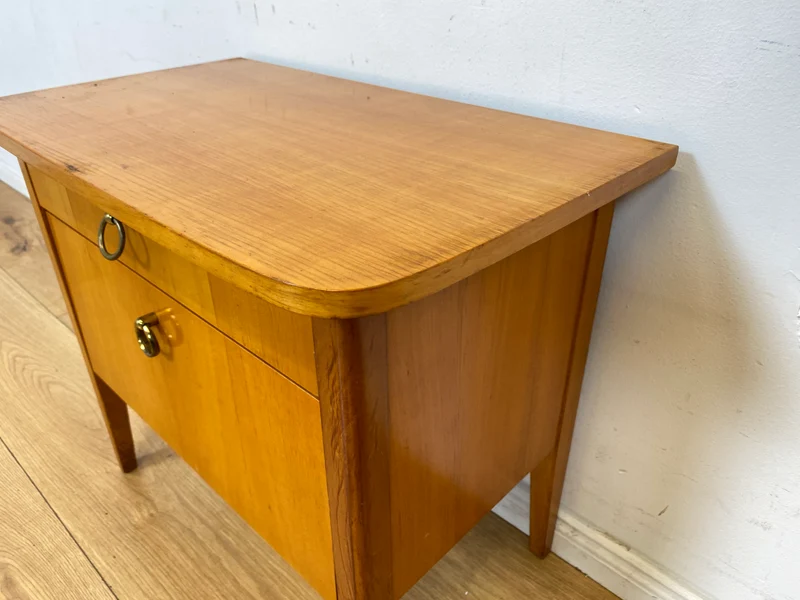 Sehr schöner heller Mid-Century Nachttisch mit Schublade , Klappe & Messinggriffen I Nachtkommode Nachtschrank Nachtschränkchen Kommode Beistelltisch 50er 60er Vintage I