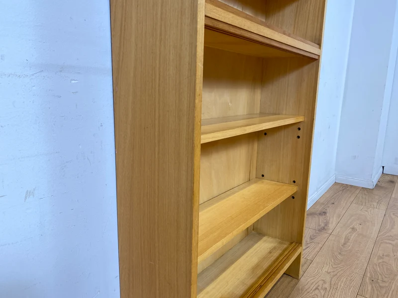 Minimalistisches und gut erhaltenes sehr hohes Mid-Century Bücherregal mit verstellbaren Regalböden I Regal Holzregal Bücherschrank Küchenregal Retro Vintage I