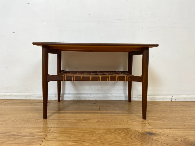 Stilvoller Mid-Century Couchtisch in Teakholz von Ilse Möbel in skandinavischem Design mit Naturgeflecht Ablage I Wohnzimmertisch Coffee Table Danish Design Vintage 60er I