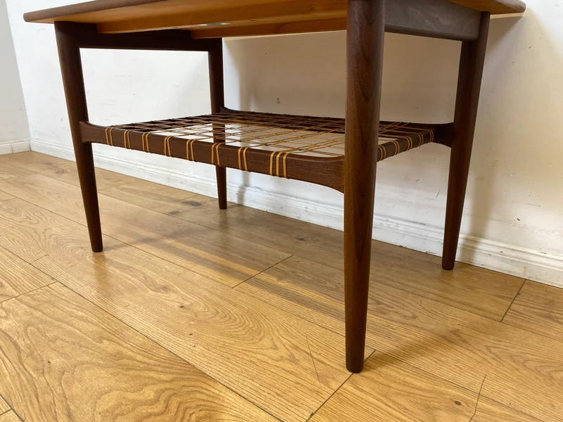 Stilvoller Mid-Century Couchtisch in Teakholz von Ilse Möbel in skandinavischem Design mit Naturgeflecht Ablage I Wohnzimmertisch Coffee Table Danish Design Vintage 60er I