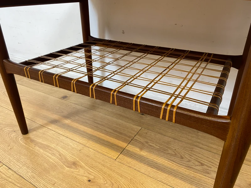 Stilvoller Mid-Century Couchtisch in Teakholz von Ilse Möbel in skandinavischem Design mit Naturgeflecht Ablage I Wohnzimmertisch Coffee Table Danish Design Vintage 60er I