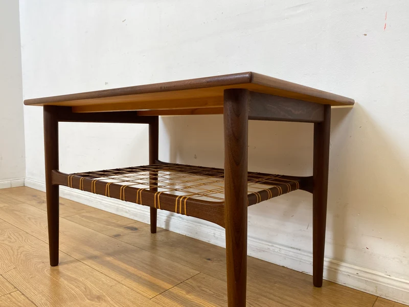 Stilvoller Mid-Century Couchtisch in Teakholz von Ilse Möbel in skandinavischem Design mit Naturgeflecht Ablage I Wohnzimmertisch Coffee Table Danish Design Vintage 60er I