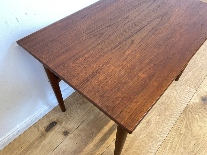 Stilvoller Mid-Century Couchtisch in Teakholz von Ilse Möbel in skandinavischem Design mit Naturgeflecht Ablage I Wohnzimmertisch Coffee Table Danish Design Vintage 60er I