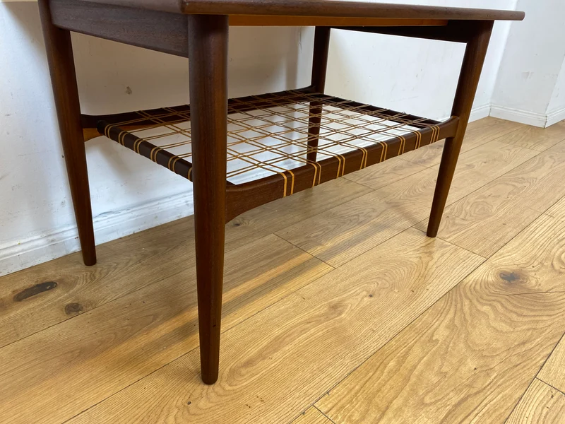 Stilvoller Mid-Century Couchtisch in Teakholz von Ilse Möbel in skandinavischem Design mit Naturgeflecht Ablage I Wohnzimmertisch Coffee Table Danish Design Vintage 60er I