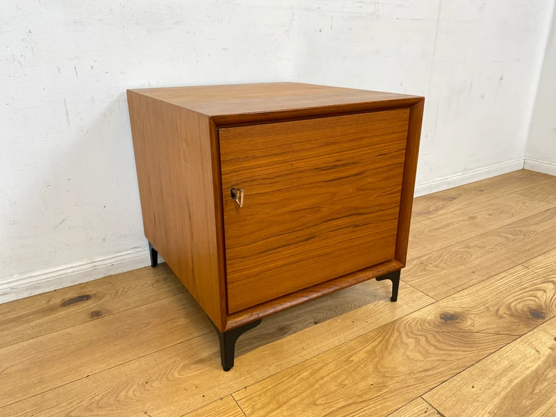 Stilvolle kleine skandinavische Kommode in Teakholz auf neuen Metallfüßen I Schränkchen Lowboard Nachttisch Nachtkommode Nachtschrank Danish Design Mid-Century Vintage I