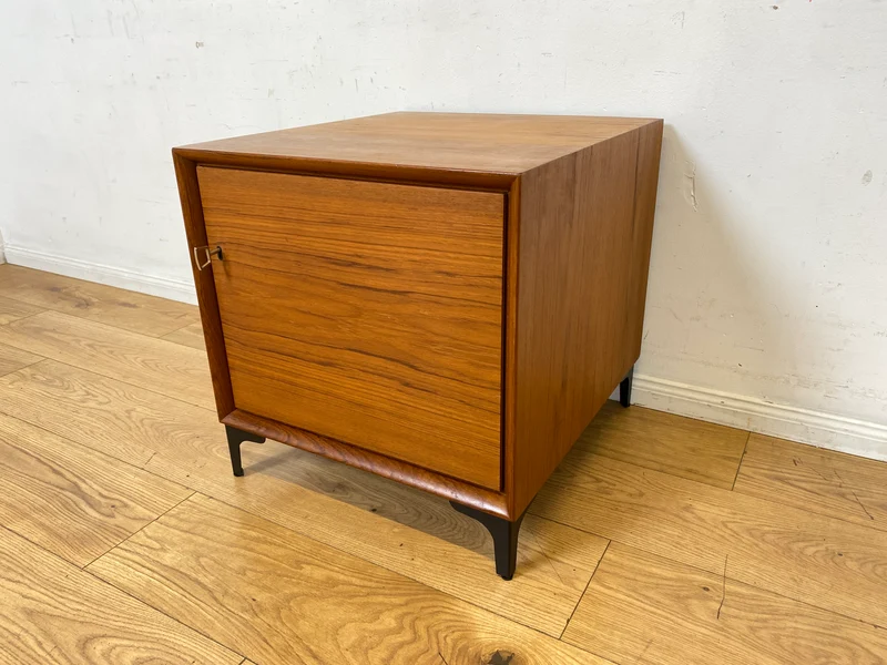 Stilvolle kleine skandinavische Kommode in Teakholz auf neuen Metallfüßen I Schränkchen Lowboard Nachttisch Nachtkommode Nachtschrank Danish Design Mid-Century Vintage I