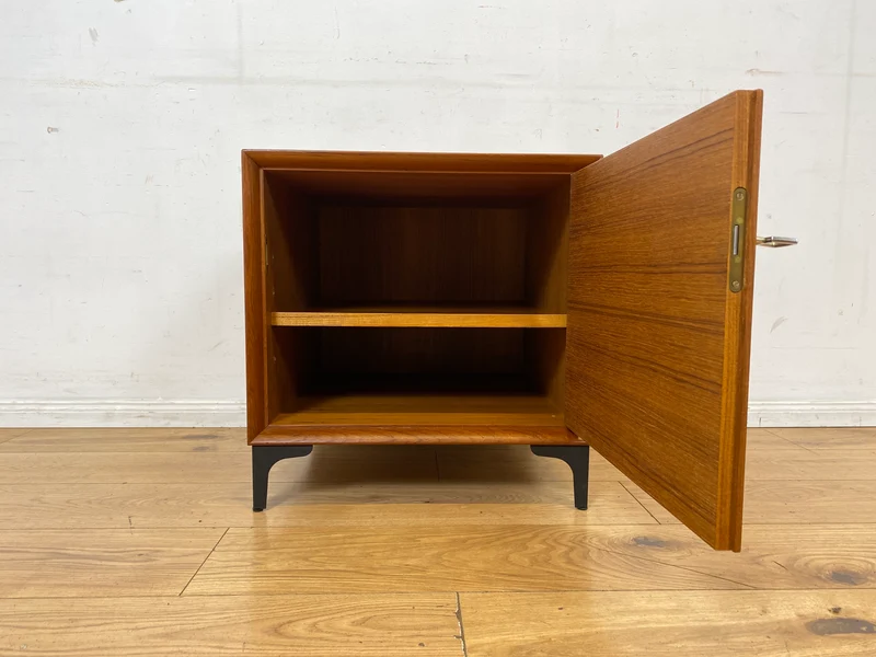 Stilvolle kleine skandinavische Kommode in Teakholz auf neuen Metallfüßen I Schränkchen Lowboard Nachttisch Nachtkommode Nachtschrank Danish Design Mid-Century Vintage I