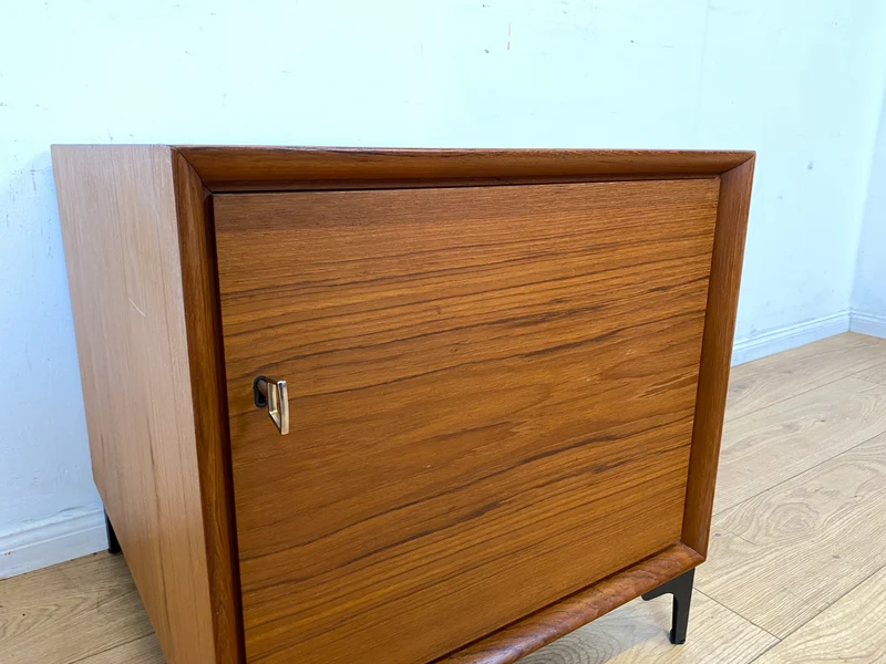 Stilvolle kleine skandinavische Kommode in Teakholz auf neuen Metallfüßen I Schränkchen Lowboard Nachttisch Nachtkommode Nachtschrank Danish Design Mid-Century Vintage I