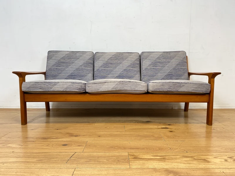 Stilvolles und hochwertiges skandinavisches Sofa aus Teakholz mit Originalbezug und Federkern I Couch 3-Sitzer 3er Danish Design Mid-Century Vintage 60er 70er Teak I