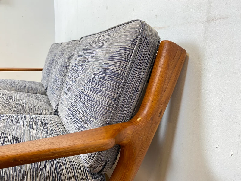 Stilvolles und hochwertiges skandinavisches Sofa aus Teakholz mit Originalbezug und Federkern I Couch 3-Sitzer 3er Danish Design Mid-Century Vintage 60er 70er Teak I