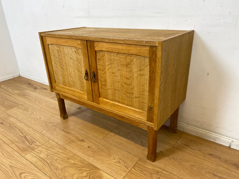 Hübsche und gut erhaltene helle skandinavische Kommode in Eiche mit Messinggriffen I Sideboard Schrank Wäschekommode Schuhschrank TV Bank 70er Mid-Century Vintage I