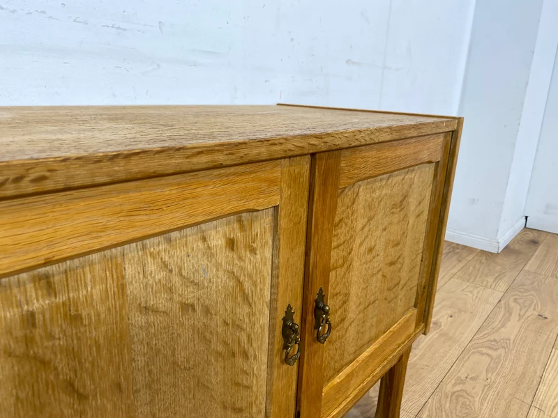 Hübsche und gut erhaltene helle skandinavische Kommode in Eiche mit Messinggriffen I Sideboard Schrank Wäschekommode Schuhschrank TV Bank 70er Mid-Century Vintage I