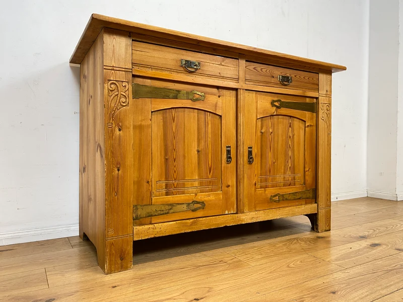 Wunderschöner handverzierter heller antiker Schrank mit Schubladen und Messingbeschlägen I Vollholz I Anrichte Kommode Weichholzkommode Büfett Buffet Jugendstil Vintage I