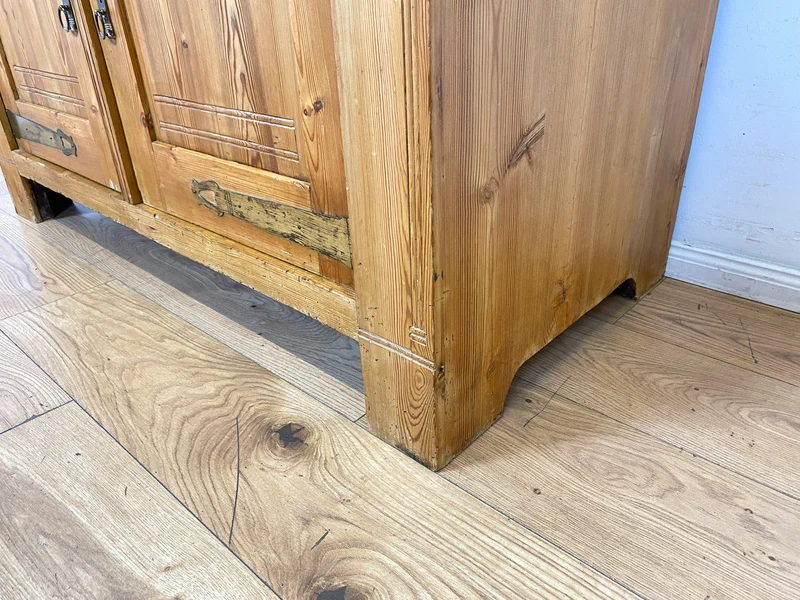 Wunderschöner handverzierter heller antiker Schrank mit Schubladen und Messingbeschlägen I Vollholz I Anrichte Kommode Weichholzkommode Büfett Buffet Jugendstil Vintage I