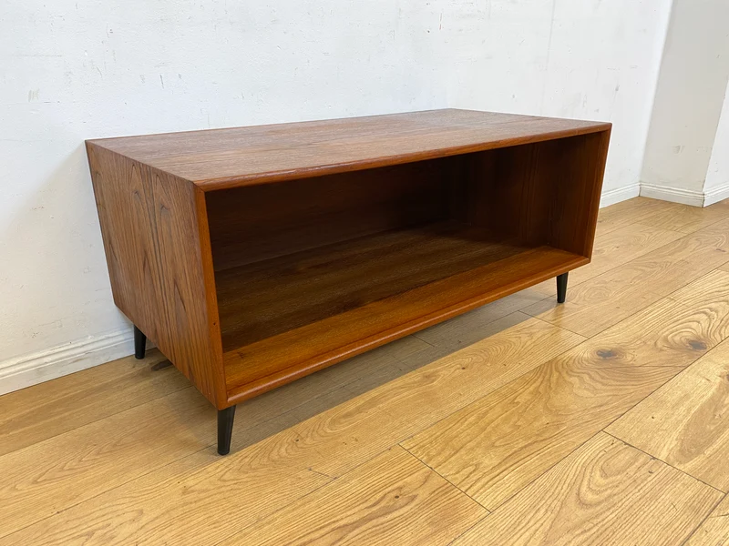 Stilvolles offenes skandinavisches Vintage Lowboard in Teakholz auf neuen Metallfüßen I Sideboard Kommode TV-Lowboard Regal Bücherregal Bank Board Phone Möbel Danish Design Mid-Century Teak I
