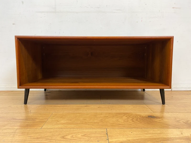Stilvolles offenes skandinavisches Vintage Lowboard in Teakholz auf neuen Metallfüßen I Sideboard Kommode TV-Lowboard Regal Bücherregal Bank Board Phone Möbel Danish Design Mid-Century Teak I