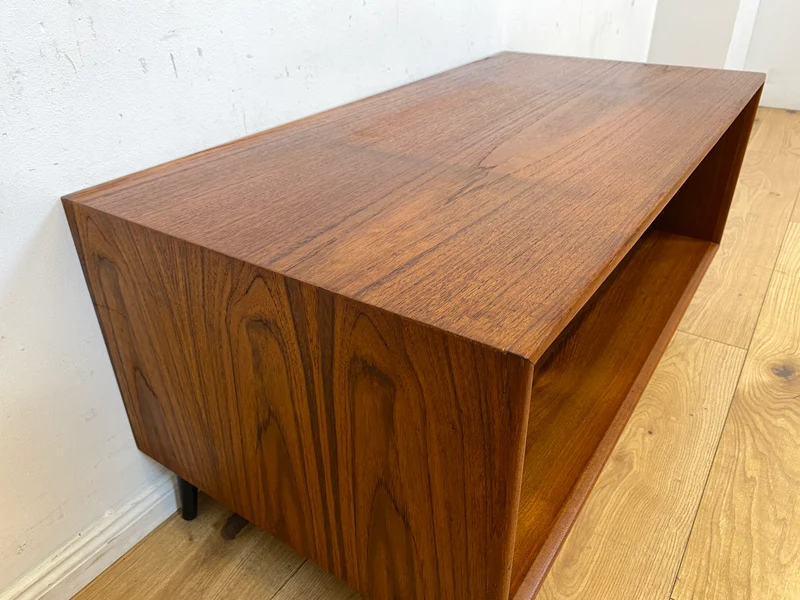 Stilvolles offenes skandinavisches Vintage Lowboard in Teakholz auf neuen Metallfüßen I Sideboard Kommode TV-Lowboard Regal Bücherregal Bank Board Phone Möbel Danish Design Mid-Century Teak I