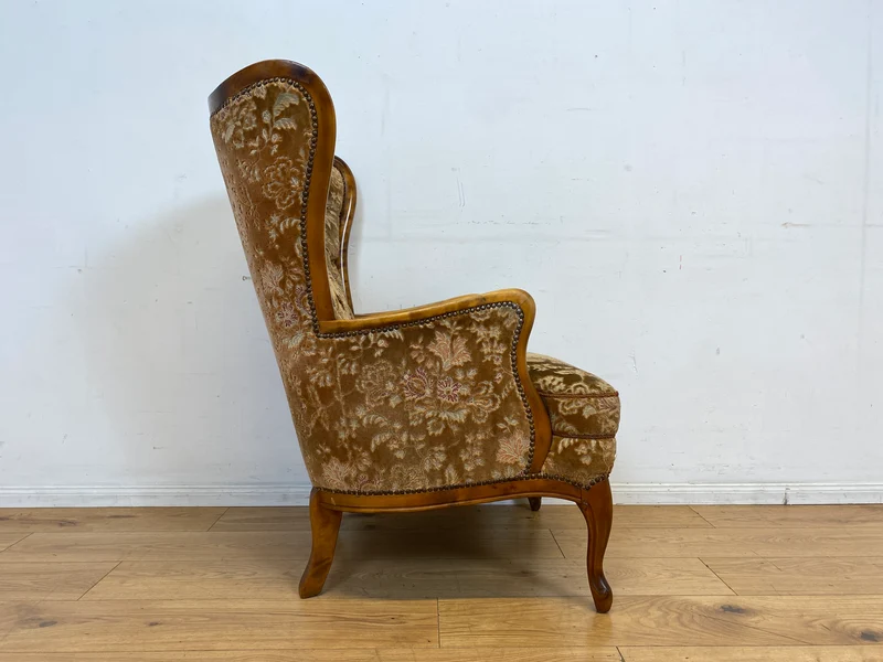 Wunderschöner Chippendale Sessel mit handverziertem Holzrahmen, samtartigem Altrosa Brokat Bezug & Federkern I Lesesessel Ohrensessel Sitzgarnitur Barock Vintage Stilmöbel I