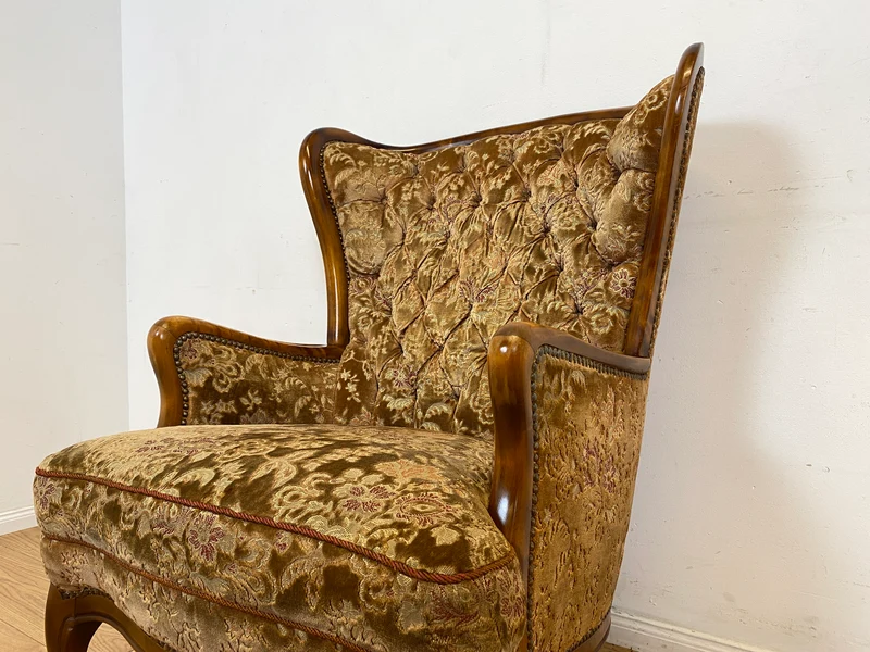 Wunderschöner Chippendale Sessel mit handverziertem Holzrahmen, samtartigem Altrosa Brokat Bezug & Federkern I Lesesessel Ohrensessel Sitzgarnitur Barock Vintage Stilmöbel I