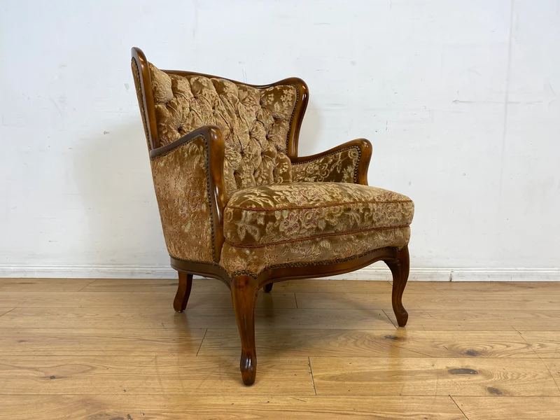 Wunderschöner Chippendale Sessel mit handverziertem Holzrahmen, samtartigem Altrosa Brokat Bezug & Federkern I Lesesessel Ohrensessel Sitzgarnitur Barock Vintage Stilmöbel I