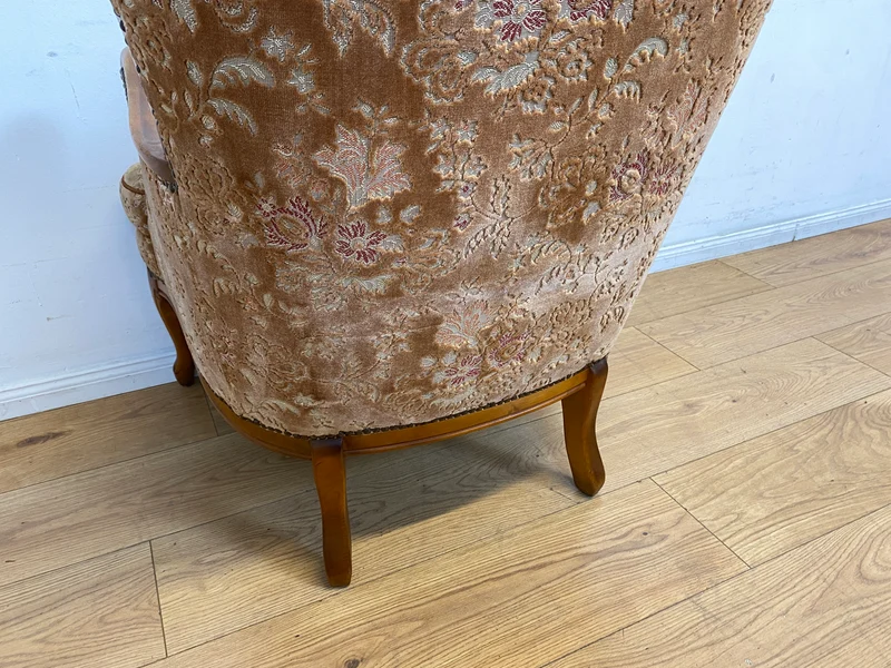 Wunderschöner Chippendale Sessel mit handverziertem Holzrahmen, samtartigem Altrosa Brokat Bezug & Federkern I Lesesessel Ohrensessel Sitzgarnitur Barock Vintage Stilmöbel I