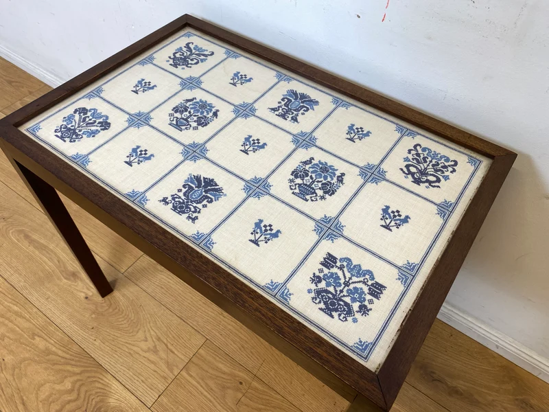 WMK I Einzigartiger skandinavischer Mid-Century Palisander mit Glasplatte und handgesticktem Gobelin I Wohnzimmertisch Beistelltisch Glastisch Ablage Danish Design Vintage Rosewood I