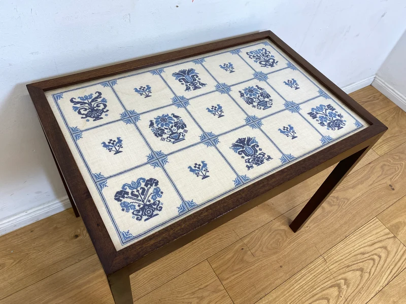 WMK I Einzigartiger skandinavischer Mid-Century Palisander mit Glasplatte und handgesticktem Gobelin I Wohnzimmertisch Beistelltisch Glastisch Ablage Danish Design Vintage Rosewood I