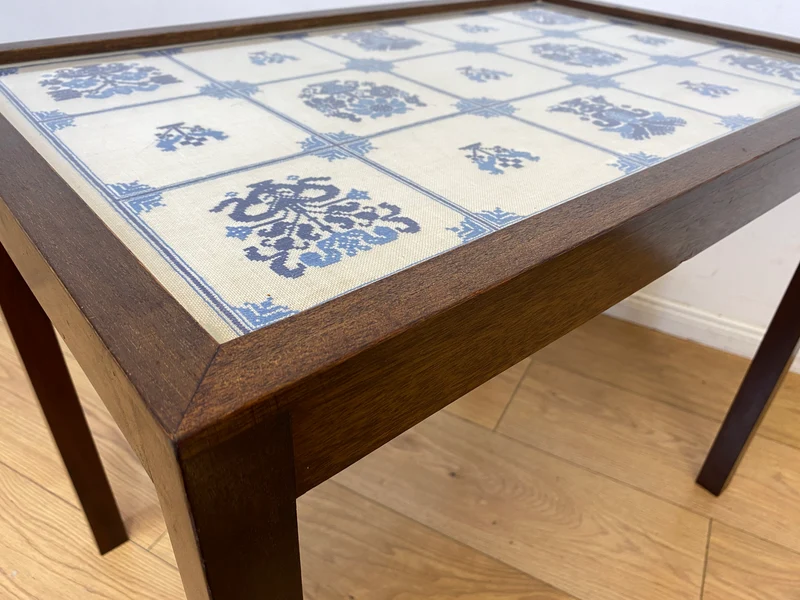WMK I Einzigartiger skandinavischer Mid-Century Palisander mit Glasplatte und handgesticktem Gobelin I Wohnzimmertisch Beistelltisch Glastisch Ablage Danish Design Vintage Rosewood I