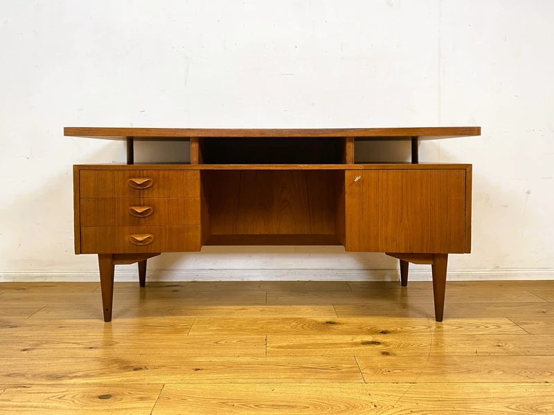 Formschöner freistellender skandinavischer Mid-Century Schreibtisch in Teakholz mit Regal an der Rückseite I Desk Arbeitstisch Bürotisch Cheftisch Danish Design Vintage Teak