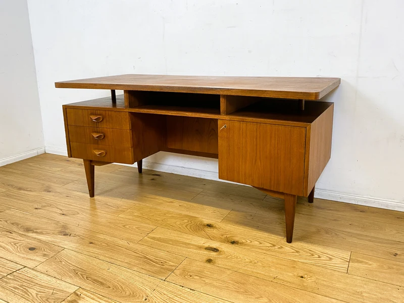 Formschöner freistellender skandinavischer Mid-Century Schreibtisch in Teakholz mit Regal an der Rückseite I Desk Arbeitstisch Bürotisch Cheftisch Danish Design Vintage Teak